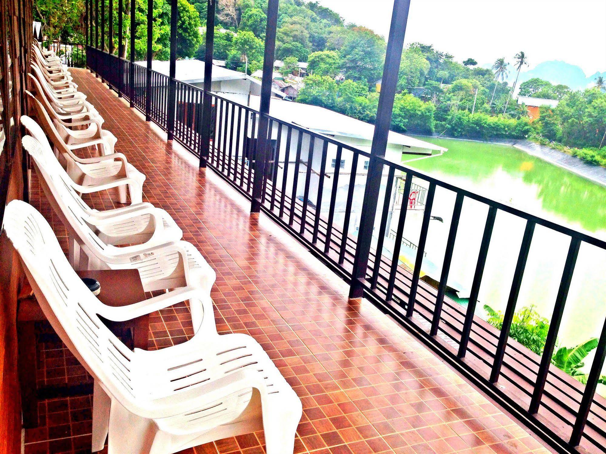 Tapear Resort Phi Phi Eksteriør billede